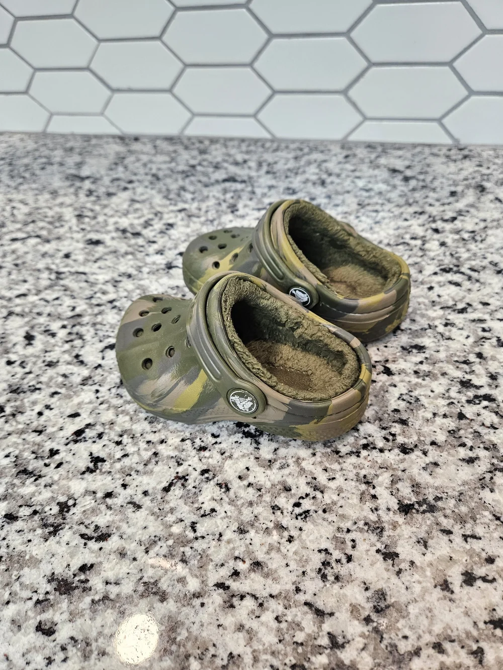 CROCS Kids Camouflage Green Fleece-Lined Clogs Size 7